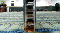 Ada juga Al Quran yang tersimpan di rak-rak seperti ini. Sambil menunggu waktu adzan, traveler bisa memanfaatkannya dengan membaca Al Quran. Membuang waktu sambil mendapat pahala (Wahyu/detikTravel)