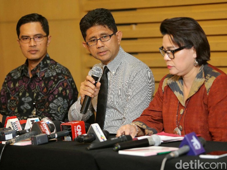 Patrialis Ditangkap Bersama Seorang Wanita dan Keluarganya di GI Patrialis Ditangkap Bersama Seorang Wanita dan Keluarganya di GI