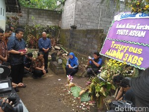 Para Dosen, Karyawan, dan Mahasiswa UII Doa Bersama di Makam Asyam
