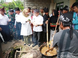 Nggaluh Jenang Meriahkan Peresmian Agenda Banyuwangi Festival 2017