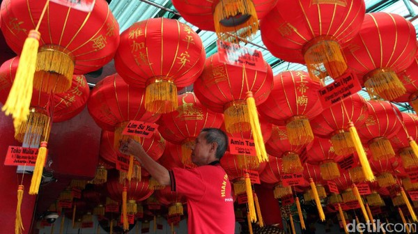 Lampion Imlek Merahkan Klenteng Hian Thian Siang Tee