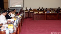 Selain itu, kemungkinan dalam rapat nanti akan dibahas mengenai kasus pasukan Formed Police Unit (FPU) VIII tertahan di Sudan karena tuduhan penyelundupan senjata.