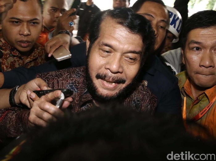 Ketua MK Arief Hidayat seluruh hakim konstitusi terkait penangkapan Hakim konstitusi Patrialis Akbar oleh KPK. Arief meminta maaf kepada rakyat Indonesia.