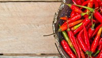 Tahukah Anda, cabai rawit mengandung zat kimia yang membuat Anda berpikir dan merasa terbakar. Zat ini bernama capcaisin yang mengikat rasa sakit pada saraf. Foto: iStock