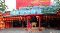 Lampion tersebut memerahkan Klenteng Hian Thian Siang Tee.
