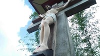 Di atas gua terdapat patug Yesus di salib. Ini menjadi spot tertinggi untuk melihat pemandangan dari Gua Maria (Bonauli/detikTravel)