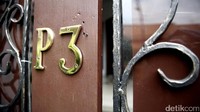 Rumah Patrialis berlantai dua dan bercat putih. Dua tetangga yang tak mau menyebut namanya menyatakan benar itu rumah Patrialis.
