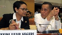 Retno berbincang Ryamizard Ryacudu disela rapat.