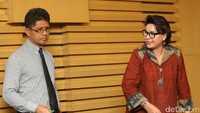 Wakil Ketua KPK Laode M Syarif dan Wakil Ketua KPK Basariah Panjaitan bersiap memberikan keterangan pers terkait penetapan tersangka kepada Patrialis Akbar, KM, BHR, dan NJF.