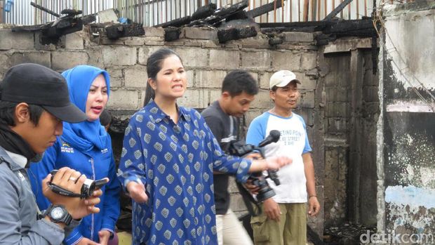 Annisa Pohan kunjungi korban kebakaran di Kedaung / 