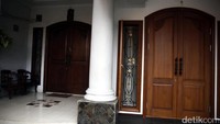 Kondisi di teras rumah juga terlihat sepi.