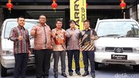 Manajemen PT Suzuki Indomobil Sales berpose dengan Carry pikap. Foto: Dina Rayanti