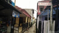 Mobil Mercy juga menjadi nama gang di kawasan RW 6, Kelurahan Kacapiring, Kecamatan Batununggal. Foto: Baban Gandapurnama