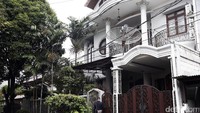 Begini suasana rumah Patrialis Akbar yang kena operasi tangkap tangan (OTT) di Jalan Cakra Wijaya V, Cipinang Muara, Jatinegara, Jakarta Timur, Kamis (26/1/2017).