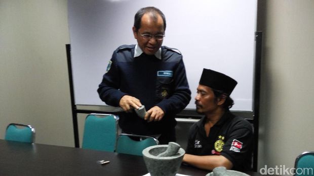 Tajudin jualan cobek di DPR / 