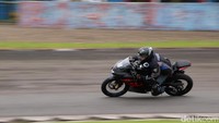 Posisi riding dirasakan detikOto memang agak terlalu tinggi, namun jelas ini bukan satu kelemahan. Karena bisa dipastikan posisi riding pengendara kan berbeda-beda, dan tinggi pengendara juga berbeda-beda.