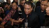 Hakim konstitusi Patrialis Akbar ditangkap KPK. Ketua Mahkamah Konstitusi (MK) Arief Hidayat meminta maaf yang setinggi-tingginya kepada rakyat Indonesia.