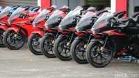 Suara mesin layaknya kompetitor 150 cc terdengar begitu halus, namun tidak menghilangkan nuansa sporty yang galak.