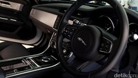 Ini penampakan interior dari Jaguar New XF 2.0 Black Jack