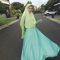 Tentu Anda sudah tahu dokter yang satu ini, dia adalah dr. Shindy Kurnia Putri Sastromartodjo, yang merupakan adik selebriti Oki Setiana Dewi. Penampilan dr. Shindy selalu terlihat bersahaja dalam balutan jilbab syari. (Instagram/dr.shindyputri_)
