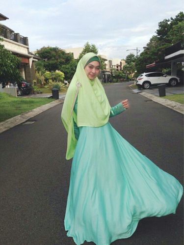 Hijab Syar'i Ala Dokter Cantik Shindy Putri, Adik dari Oki 