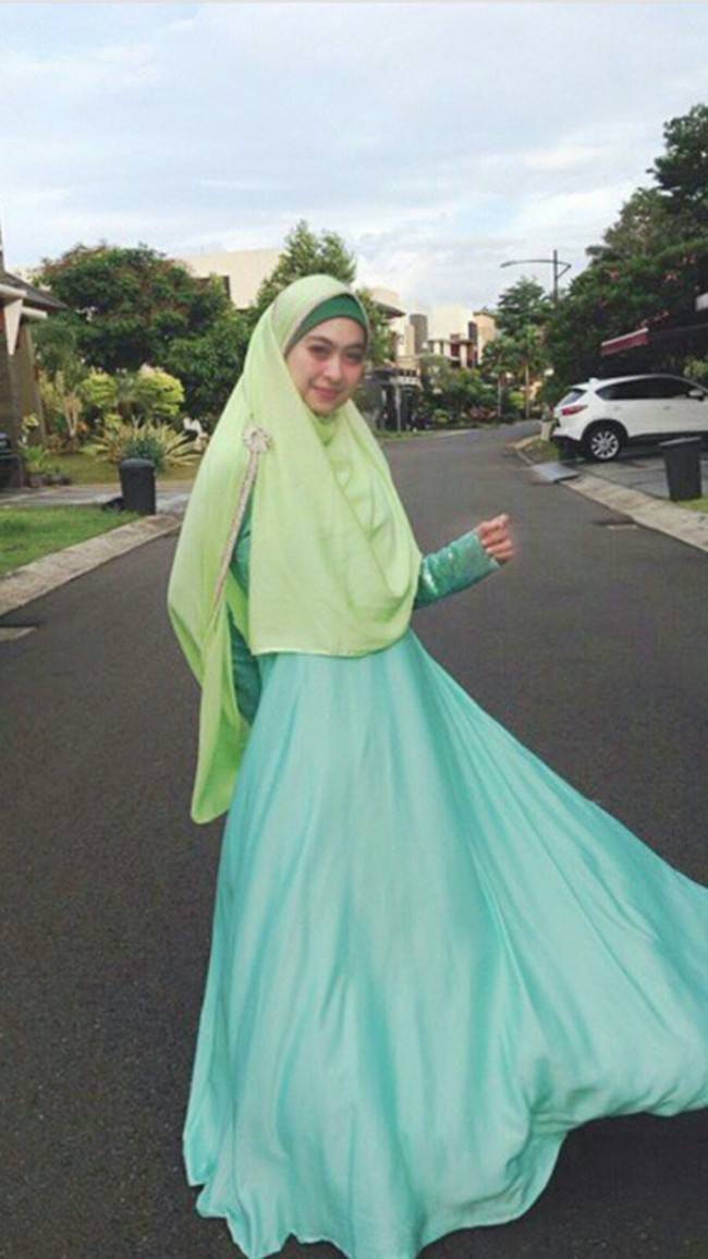 Tentu Anda sudah tahu dokter yang satu ini, dia adalah dr. Shindy Kurnia Putri Sastromartodjo, yang merupakan adik selebriti Oki Setiana Dewi. Penampilan dr. Shindy selalu terlihat bersahaja dalam balutan jilbab syari. (Instagram/dr.shindyputri_)