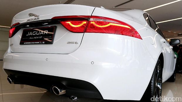 Bagian belakang Jaguar XF Black Jack