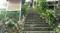 Tangga menuju Gua Maria ini memang curam. Tapi juga instagenic lho (Bonauli/detikTravel)