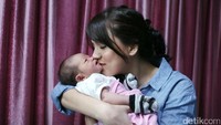 Kecupan sayang Alice untuk putrinya tersebut. Pool/Palevi S/detikFoto.