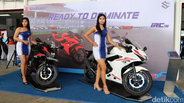 Model berpose dengan Suzuki GSX-R150