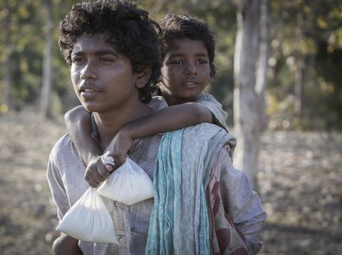 'Lion', Kisah Mengharukan Seorang Anak Temukan Kembali Keluarganya