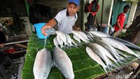 Lapak penjual ikan bandeng ini hanya ada setahun sekali yakni saat menjelang perayaan Imlek.