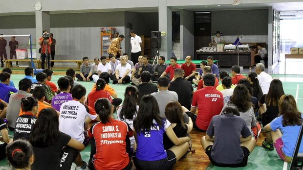 wiranto tengah duduk lesehan bersama para pebulutangkis pelatnas PBSI