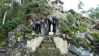Gua Maria ini berada di atas tebing. Dikelilingi dengan kolam air yang mengalir serta bunga-bunga cantik, jadikan wisata religi makin khusyuk (Bonauli/detikTravel)