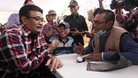 Djarot menghadiri kegiatan pengobatan gratis di Pengadegan Barat, Pancoran. Pool/Timses Ahok-Djarot
