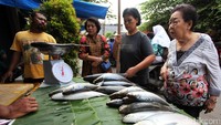 Sejumlah warga nampak antre saat membeli ikan bandeng.