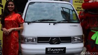 Model berpose dengan Suzuki Carry di diler Suzuki Pecenongan, Jakarta Pusat. Mobil dijual mulai Rp 120,75 juta untuk varian Flat Deck dan varian Wide Deck Rp 121,75 juta. Foto: Dina Rayanti