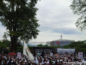 Massa Ormas Demo Minta Proses Hukum Habib Rizieq Dihentikan