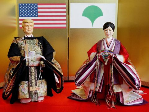 Boneka Trump dipamerkan bersam boneka Gubernur Tokyo Yurike Koike