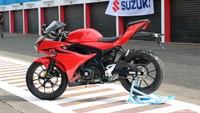 Suzuki GSX-R 150 terlihat begitu rapi menutupi tampilan bentuk keseluruhan mesin dengan desain lubang angin layaknya sebuah sirip ikan. Begitu juga dengan tampilan suspensi belakang yang semuanya benar-benar tertutup rapi.