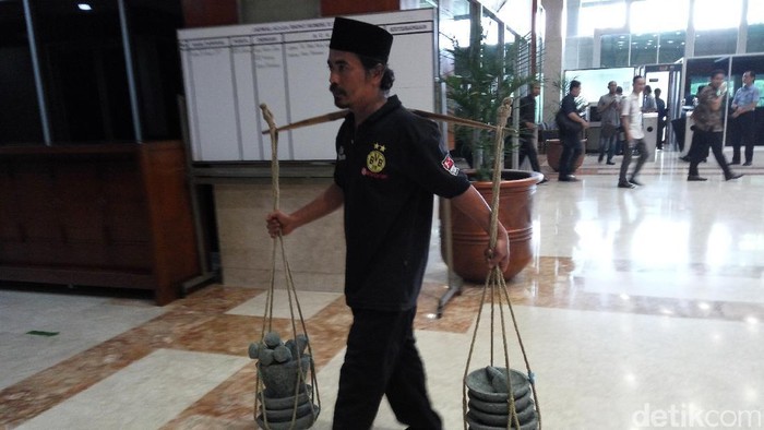 Bawa Cobek ke DPR, Tajudin Ingin Curhat soal Kasasi Jaksa