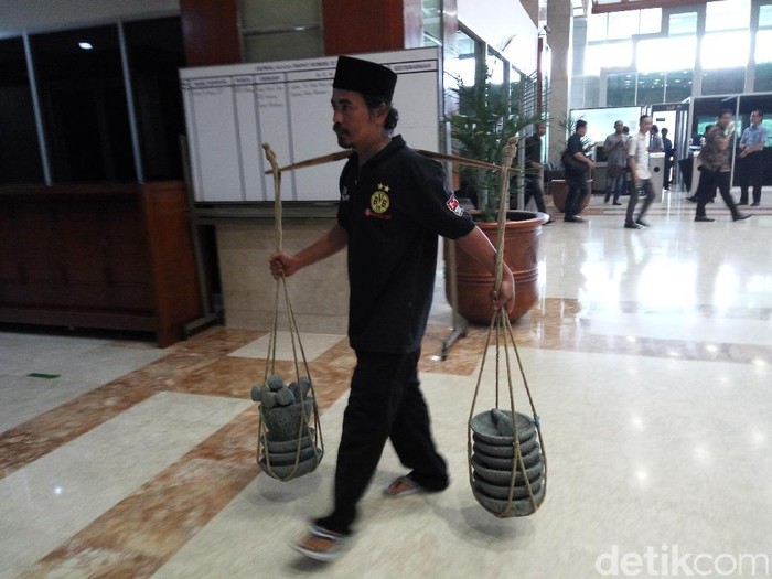 Tak Punya Ongkos Sidang, Tajudin akan Jualan Cobek di MK