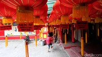 Setiap lampion tertulis nama-nama tokoh masyarakat Tionghoa.