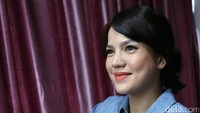 Ia pun tampak membawa bayi Al saat berpose bersama di depan wartawan. Pool/Palevi S/detikFoto.
