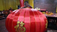 Lampion berdiameter 1 meter juga terlihat ingin dipasang.