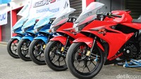 Dalam kesempatan ini, detikOto coba memberikan kencan pertama bersama GSX-R 150, di sirkuit Sentul, Bogor Jawa Barat. Rasa penasaran untuk langsung menunggainya memang dirasakan detikOto, karena seperti diketahui bersama Suzuki GSX-R 150 dan GSX-S 150 merupakan pemain baru setelah para pesaingnya sudah mencicipi indahnya bermain di segmen sport 150 cc.