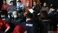 Hakim konstitusi Patrialis Akbar ditangkap KPK. Namun hal itu tidak mengganggu jalannya sidang dan fungsi Mahkamah Konstitusi (MK). Hal itu disampaikan Ketua MK dalam jumpa pers.