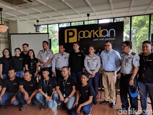 Parkiran Ingin Rangkul Ojek Online yang Mangkal Pinggir Jalan