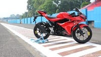 beda dengan tangki model kompetitornya, tangki bensin GSX-R 150 memiliki lekukan yang pas untuk di jepit dengan paha. Sehingga motor akan mudah dikontrol. Lari ke bagian buntut, desain meruncing dan tampak tajam menjadikan dirinya begitu sporty.