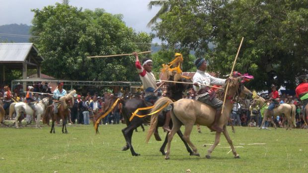 Pria Sumba siap melempar tombak (Ihsan Asri/d'Traveler)